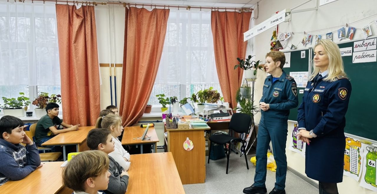 Какие уроки задают в школе. Какие уроки задают в школе. Дети в классе. Урок письма. Сколько часов школьники тратят на домашнюю работу.